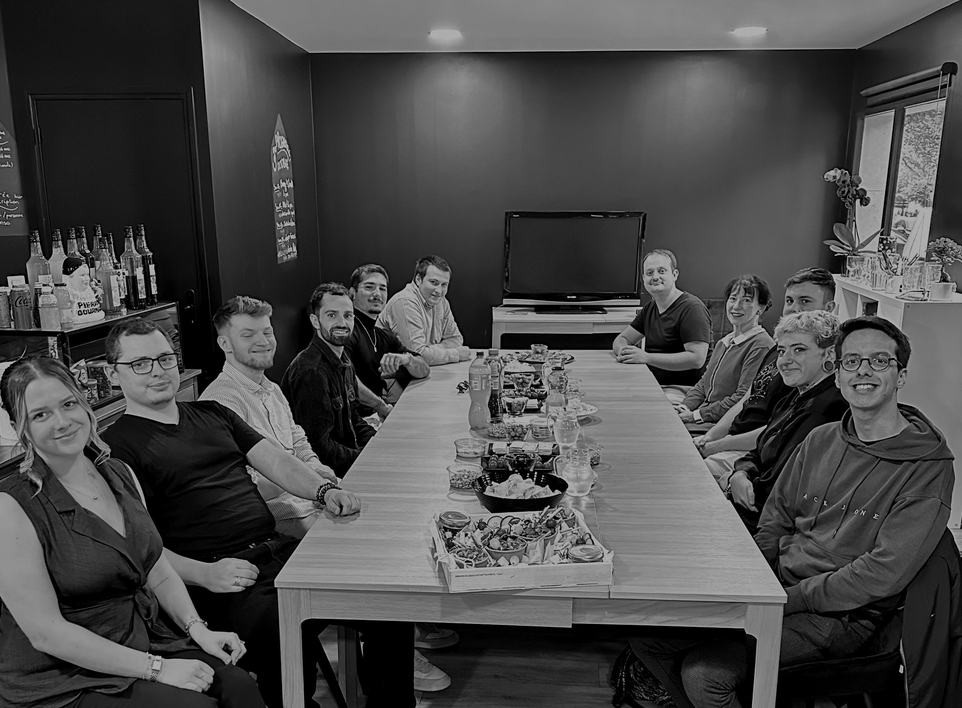 L’équipe Ariovis réunie autour d’une table lors d’un moment d’équipe.