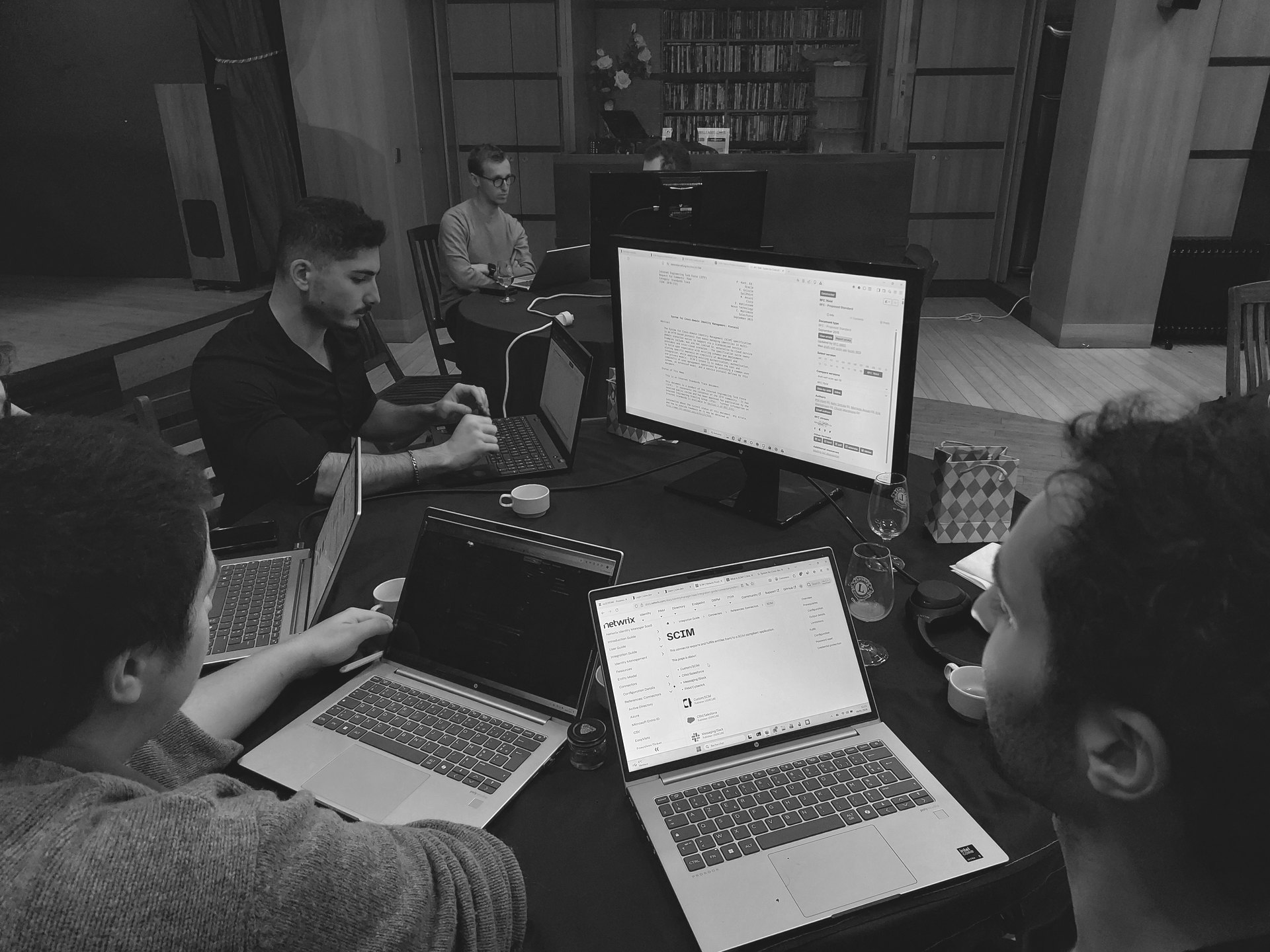 Quatre consultants Ariovis travaillant sur la documentation d’un connecteur SCIM.