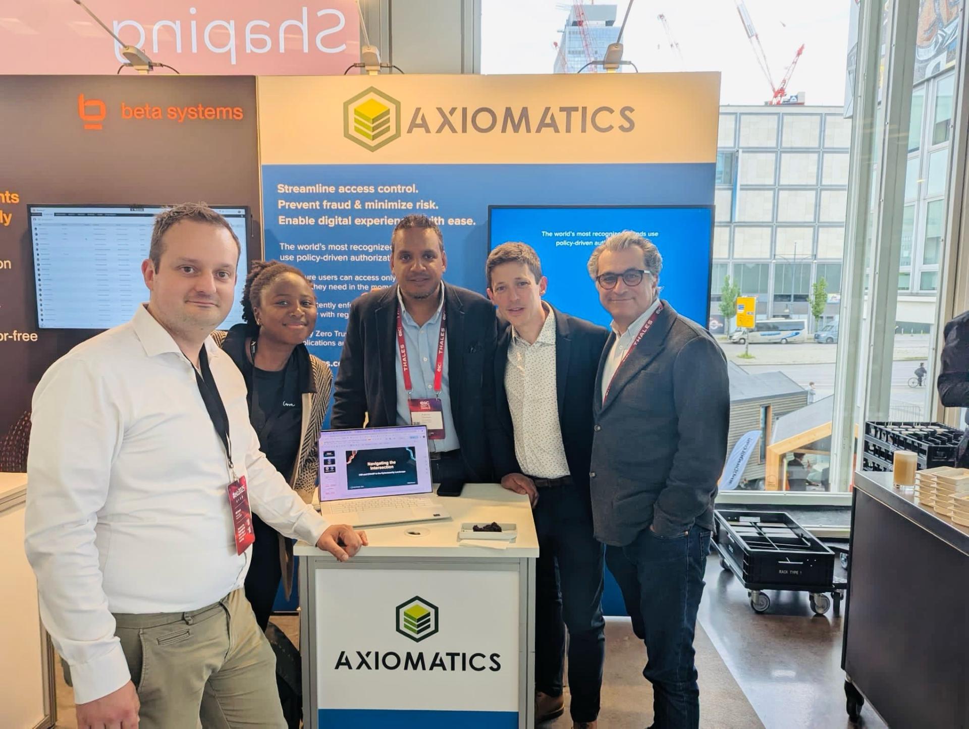 L'équipe Ariovis avec les équipes Axiomatics sur le stand Axiomatics lors de l'European Identity and Cloud Conference 2025 à Berlin.